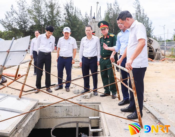 Lãnh đạo thành phố kiểm tra Trạm bơm Ông Ích Khiêm. Ảnh: NGỌC PHÚ