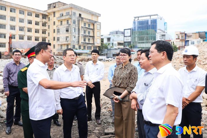 Lãnh đạo thành phố kiểm tra tại Khu phức hợp thương mại và dịch vụ Sân vận động Chi Lăng. Ảnh: NGỌC PHÚ