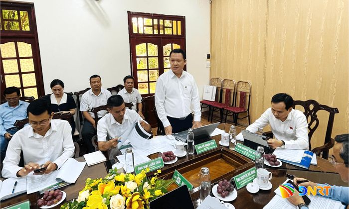 Lãnh đạo Nhà máy thủy điện Sông Côn 2 báo cáo kết quả thực hiện chính sách, pháp luật trong công tác quản lý và vận hành liên hồ chứa. Ảnh: CHÂU PHÚC