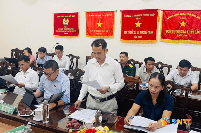 Lãnh đạo UBND xã Sông Kôn báo cáo tại buổi làm việc. Ảnh: CHÂU PHÚC