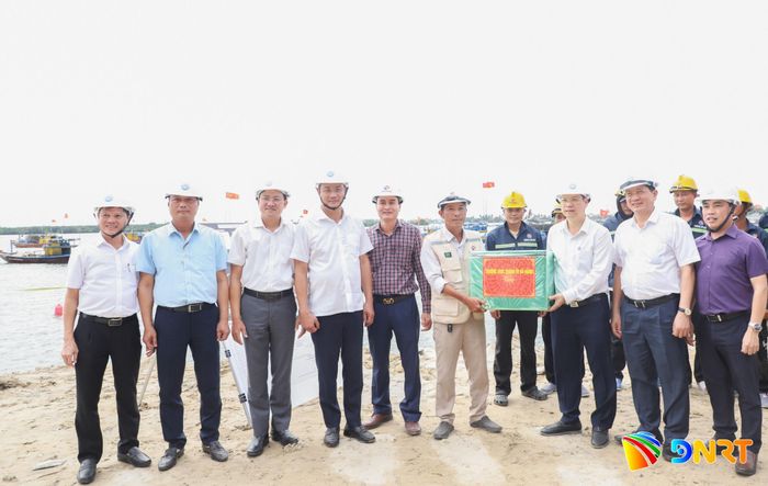Lãnh đạo thành phố tặng quà đơn vị thi công dự án khắc phục khẩn cấp tuyến kè bảo vệ sông Thu Bồn khu vực An Lương (xã Duy Nghĩa). Ảnh: NGỌC PHÚ