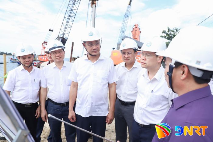 Bí thư Thành ủy Lê Ngọc Quang (thứ 3, bên trái sang) và Chủ tịch UBND thành phố Nguyễn Mạnh Hùng (thứ 2, bên phải sang) kiểm tra dự án khắc phục khẩn cấp tuyến kè bảo vệ sông Thu Bồn khu vực An Lương (xã Duy Nghĩa). Ảnh: NGỌC PHÚ