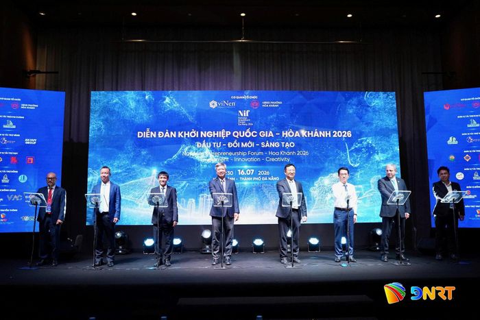 Lãnh đạo UBND thành phố và các đại biểu thực hiện nghi thức khai mạc diễn đàn. Ảnh: ANH CÔNG