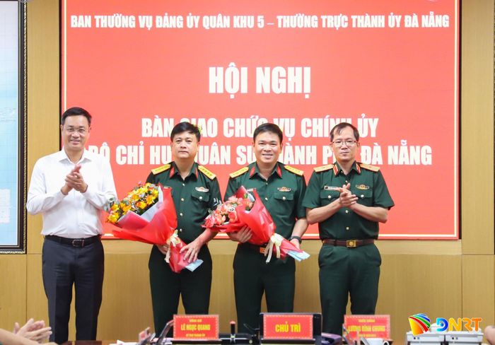 Thiếu tướng Lương Đình Chung (bên phải), Chính ủy Quân khu 5 và Bí thư Thành ủy Lê Ngọc Quang (bên trái) tặng hoa chúc mừng 2 đồng chí được bổ nhiệm chức vụ mới. Ảnh: NGỌC PHÚ