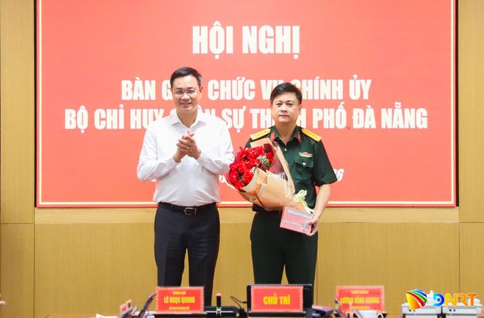 Bí thư Thành ủy Lê Ngọc Quang (bên trái) tặng hoa chúc mừng Đại tá Võ Văn Tuấn đảm nhận cương vị mới. Ảnh: NGỌC PHÚ