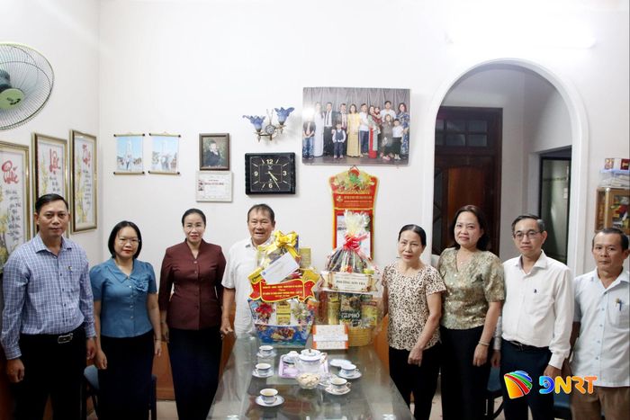 Phó Chủ tịch UBND thành phố Nguyễn Thị Anh Thi (thứ 3, từ trái sang) cùng lãnh đạo Sở Nội vụ và phường Sơn Trà tặng quà gia đình ông Phạm Bá Năm. Ảnh: TRỌNG HUY