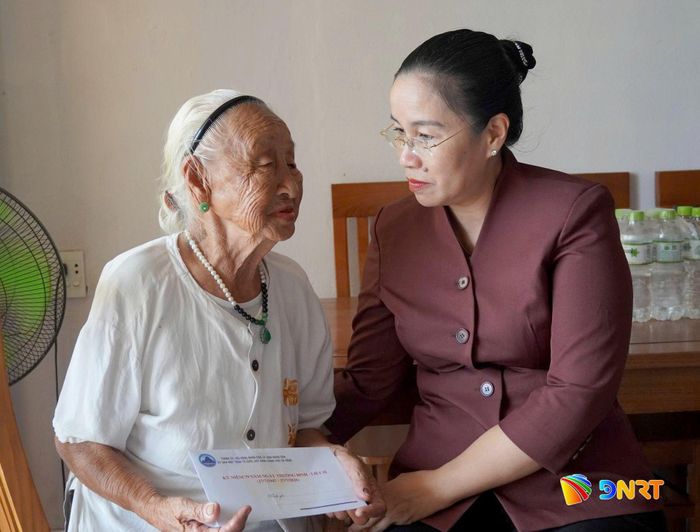 Phó Chủ tịch UBND thành phố Nguyễn Thị Anh Thi ân cần thăm hỏi sức khỏe, đời sống của Mẹ Việt Nam anh hùng Nguyễn Thị Hiểu. Ảnh: TẤN CHÂU