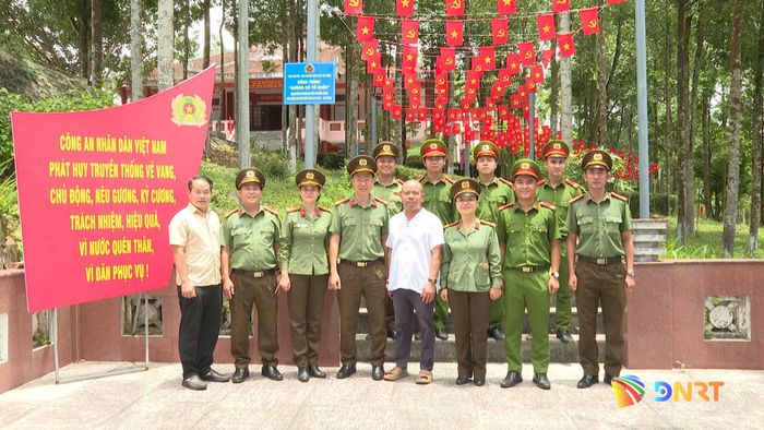 Đoàn công tác chụp hình lưu niệm tại công trình "Đường cờ Tổ quốc". Ảnh: VIẾT TRỌNG