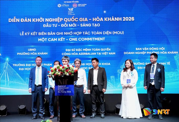 Các đại biểu tham gia ký kết biên bản ghi nhớ hợp tác trên môi trường số. Ảnh: CÔNG VINH