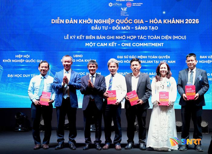 Ban tổ chức tặng quà lưu niệm cho các đại biểu sau lễ ký kết. Ảnh: CÔNG VINH