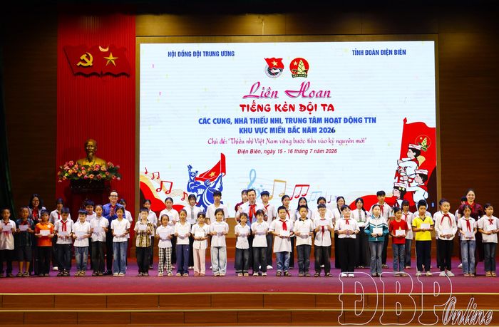 Tại lễ khai mạc, 45 suất học bổng được trao cho 45 học sinh có hoàn cảnh khó khăn trên địa bàn tỉnh Điện Biên.