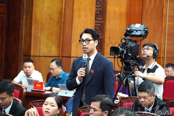 Đại biểu HĐND tỉnh tham gia ý kiến thảo luận tại hội trường.