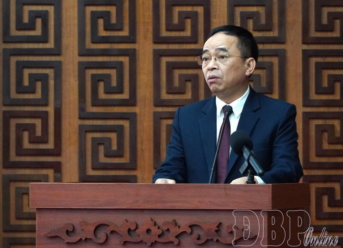 Phó Chủ tịch UBND tỉnh Nguyễn Văn Đoạt báo cáo giải trình làm rõ nội dung ý kiến, kiến nghị của cử tri.