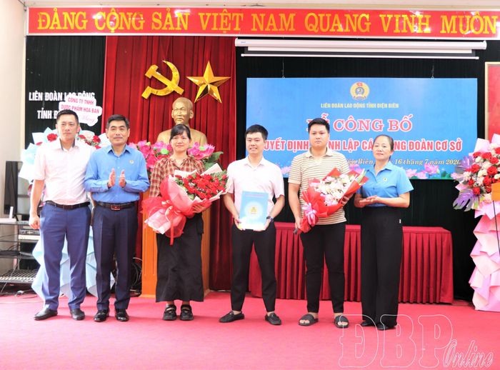 Công ty TNHH Him Lam Group Điện Biên nhận quyết định thành lập công đoàn cơ sở.