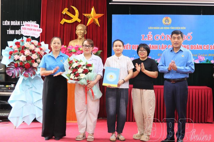 Lãnh đạo LĐLĐ tỉnh trao quyết định cho Công ty TNHH Dược phẩm Hải Nam.