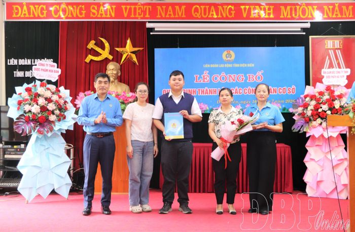 Công ty TNHH Biên Huyền Điện Biên nhận quyết định thành lập công đoàn cơ sở.
