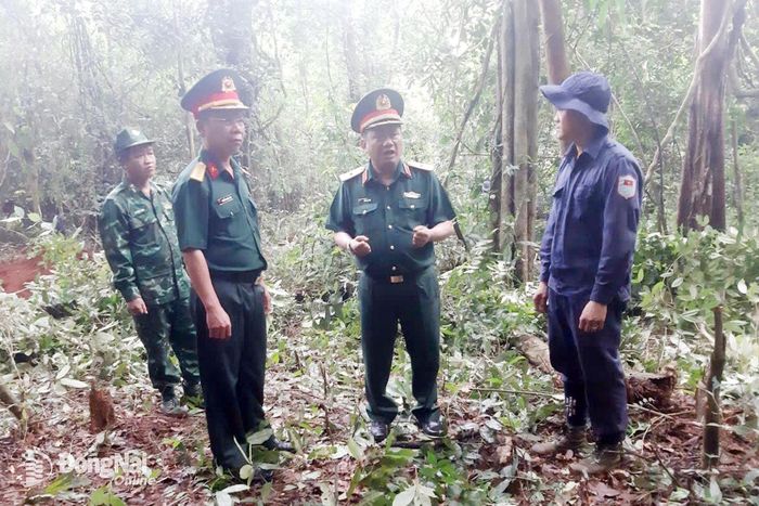 Thủ trưởng Quân khu 7 và Bộ Chỉ huy Quân sự thành phố động viên lực lượng khảo sát, tìm kiếm tại Vườn quốc gia Bù Gia Mập. Ảnh: ĐVCC