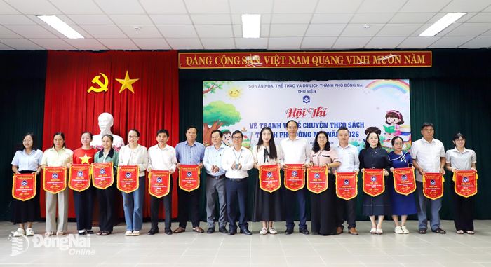 Ban tổ chức trao cờ lưu niệm cho các đơn vị dự thi. Ảnh: My Ny