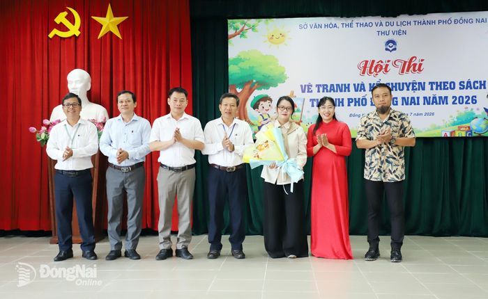 Ban tổ chức trao hoa cho Ban giám khảo hội thi. Ảnh: My Ny