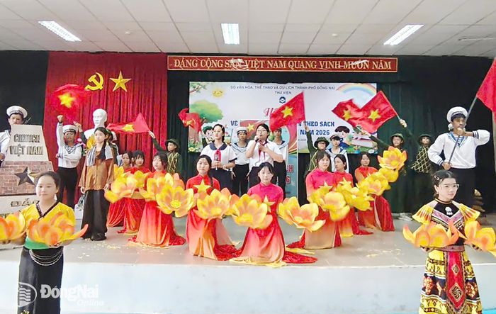 Phần thi kể chuyện của các em học sinh khối tiểu học. Ảnh: My Ny