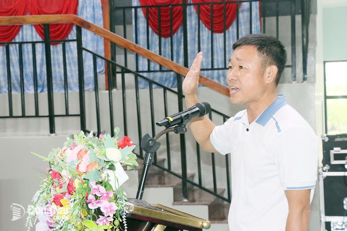 Trọng tài Hoàng Văn Tâm, Trung tâm Huấn luyện và Thi đấu thể thao thành phố Đồng Nai, thay mặt tổ trọng tài tuyên thệ tại lễ khai mạc. Ảnh: Quang Minh