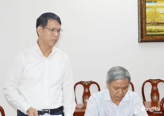 Đại diện phường Nhơn Trạch báo cáo tại buổi làm việc. Ảnh: Hoàng Lộc