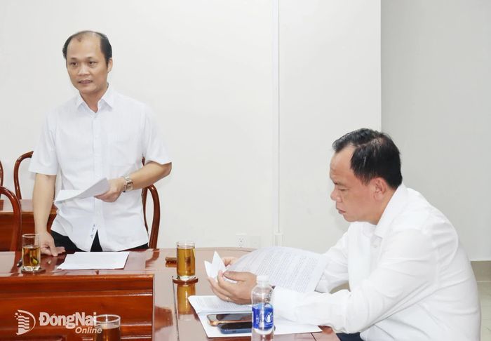 Ủy viên Ban Thường vụ Thành ủy, Phó Chủ tịch UBND thành phố Nguyễn Tuấn Anh nêu ý kiến tại buổi làm việc. Ảnh: Hoàng Lộc