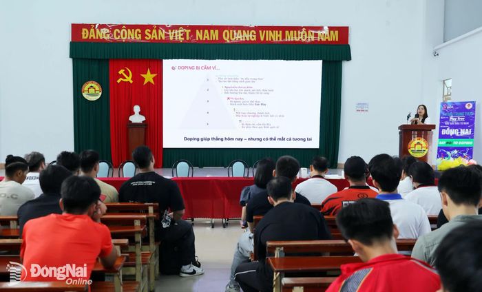Giảng viên giới thiệu những nội dung trọng tâm về công tác phòng, chống doping. Ảnh: Thủy Tiên