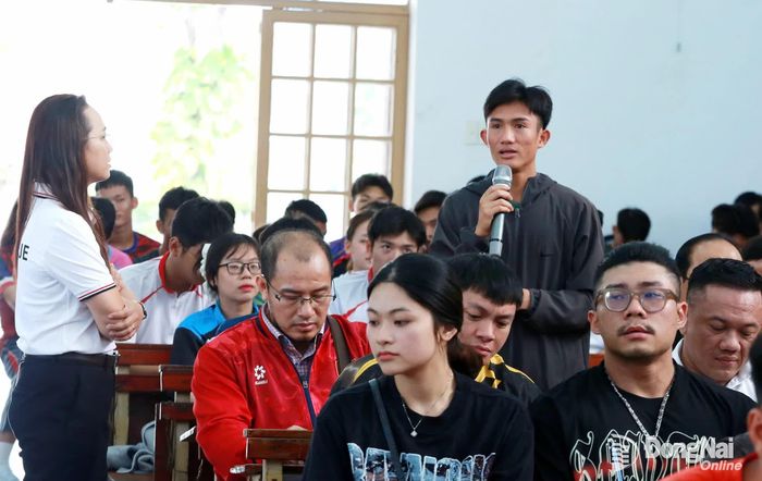 Học viên trao đổi với giảng viên về các nội dung liên quan đến công tác phòng, chống doping. Ảnh: Thủy Tiên