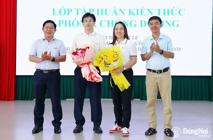 Đại diện Ban tổ chức tặng hoa cảm ơn các giảng viên của Trung tâm Phòng chống Doping Việt Nam. Ảnh: Thủy Tiên