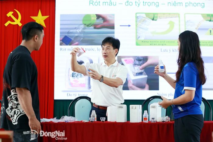 Giảng viên hướng dẫn thực hành quy trình lấy mẫu kiểm tra doping theo quy định cho các học viên. Ảnh: Thủy Tiên