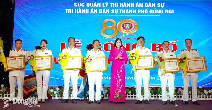 Thành ủy viên, Phó Chủ tịch UBND thành phố Nguyễn Thị Hoàng trao bằng khen của Chủ tịch UBND thành phố Đồng Nai tặng các tập thể, cá nhân đạt thành tích xuất sắc trong công tác thi hành án dân sự. Ảnh: An Nhơn