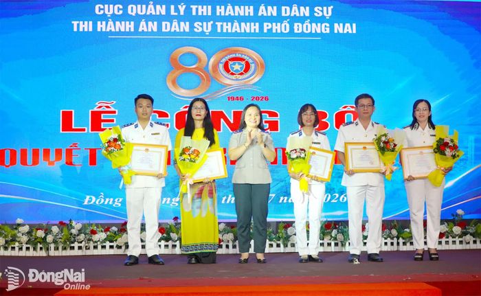 Phó Cục trưởng Cục Quản lý thi hành án dân sự (Bộ Tư pháp) Nguyễn Thị Hoàng Giang tặng giấy khen cho các tập thể, cá nhân có thành tích xuất sắc trong phong trào thi đua chào mừng kỷ niệm 80 năm ngày truyền thống ngành. Ảnh: An Nhơn