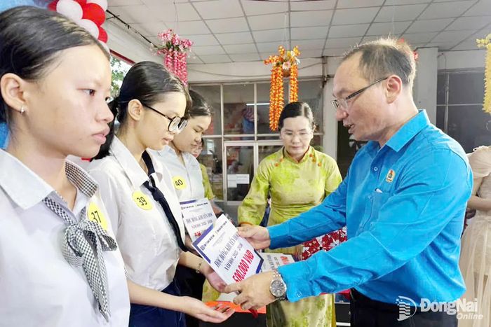 Phó Chủ tịch Liên đoàn Lao động thành phố Đồng Nai Nguyễn Đức Thắng trao khen thưởng con công nhân Học giỏi, sống tốt. Ảnh: CĐ