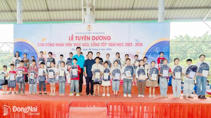 Công đoàn cơ sở Công ty TNHH Pou Sung Việt Nam trao khen thưởng con công nhân Học giỏi, sống tốt năm 2026. Ảnh: CĐ