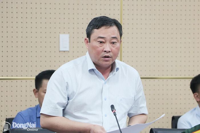 Thành ủy viên, Giám đốc Sở Nội vụ Nguyễn Hữu Định phát biểu tại buổi làm việc. Ảnh: Phạm Tùng