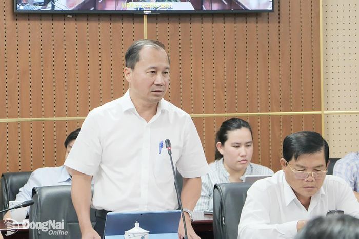 Thành ủy viên, Giám đốc Sở Xây dựng Nguyễn Anh Tuấn phát biểu ý kiến tại buổi làm việc. Ảnh: Phạm Tùng