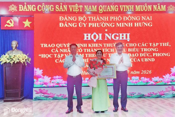 Ủy viên Ban Thường vụ Thành ủy, Trưởng ban Tuyên giáo và Dân vận Thành ủy Dương Minh Dũng và lãnh đạo phường Minh Hưng chúc mừng 1 cá nhân của phường có thành tích tiêu biểu trong học tập và làm theo tư tưởng, đạo đức, phong cách Hồ Chí Minh năm 2026. Ảnh: ĐVCC