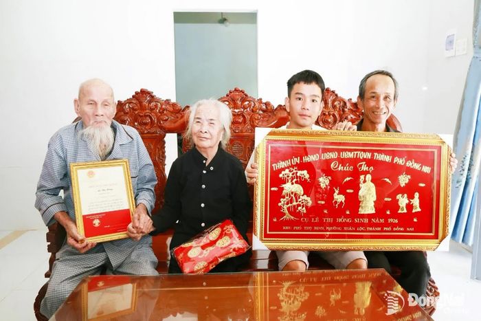 Vợ chồng cụ Thọ và cụ Hồng vẫn nắm chặt tay nhau vui vẻ chụp hình cùng con rể và cháu ngoại. Ảnh: Ngọc Hoàng