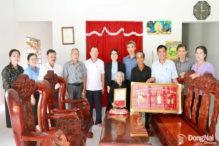 Lãnh đạo phường Xuân Lộc tặng quà và Thiếp mừng thọ của Chủ tịch nước khi cụ Lê Thị Hồng tròn 100 tuổi. Ảnh: Ngọc Hoàng