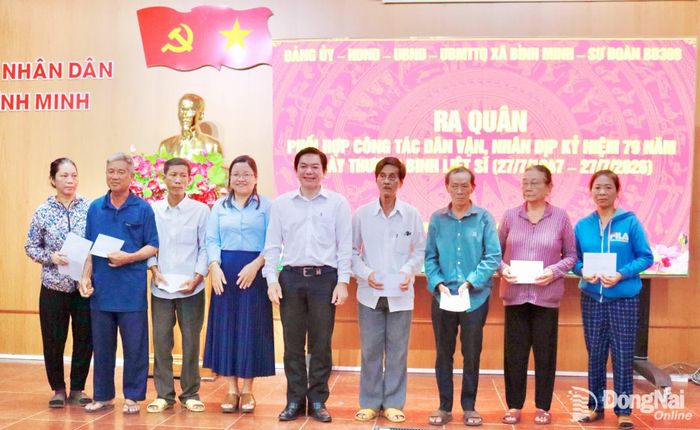 Lãnh đạo xã Bình Minh trao quà cho các gia đình chính sách, hộ có hoàn cảnh khó khăn nhận quà tại buổi lễ. Ảnh: Minh Hạnh