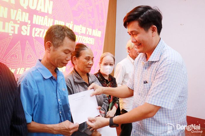 Phó Bí thư Đảng ủy, Chủ tịch UBND xã Bình Minh Trần Đức Hòa trao quà cho các gia đình chính sách, hộ nghèo trên địa bàn xã. Ảnh: Minh Hạnh