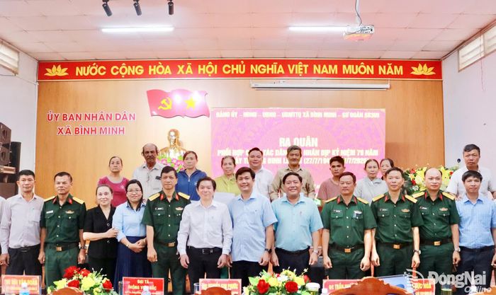 Các đại biểu chụp hình lưu niệm tại lễ ra quân. Ảnh: Minh Hạnh