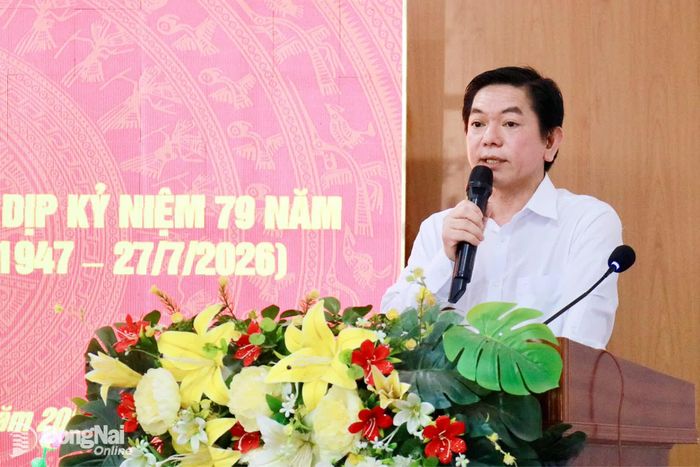Bí thư Đảng ủy, Chủ tịch HĐND xã Bình Minh Nguyễn Kim Phước phát biểu tại lễ ra quân. Ảnh: Minh Hạnh
