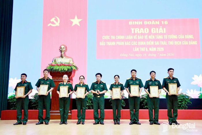 Đại tá Lại Văn Tuấn, Chủ nhiệm Chính trị, Binh đoàn 16 trao giải Nhì, Ba và Khuyến khích cho các cá nhân có thành tích xuất sắc trong cuộc thi. Ảnh: Anh Đức