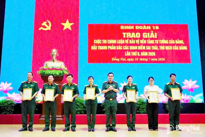 Đại tá Trịnh Phạm Hòa, Bí thư Đảng ủy, Phó tư lệnh Binh đoàn 16 trao giải Nhất, Nhì cho các cá nhân có thành tích xuất sắc trong cuộc thi. Ảnh: Anh Đức