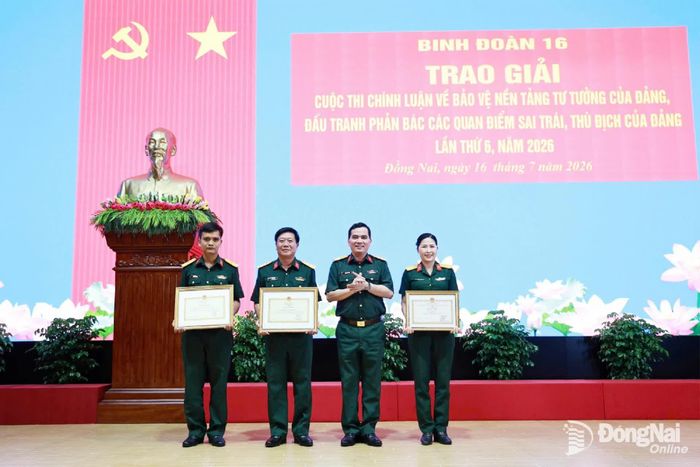 Đại tá Trịnh Phạm Hòa, Bí thư Đảng ủy, Phó tư lệnh Binh đoàn 16 trao Bằng khen Bộ Tư lệnh Binh đoàn 16 cho các tập thể có thành tích xuất sắc trong cuộc thi. Ảnh: Anh Đức