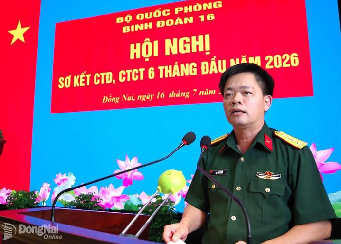 Đại tá Lại Văn Tuấn, Chủ nhiệm Chính trị Binh đoàn phát biểu kết luận tại hội nghị