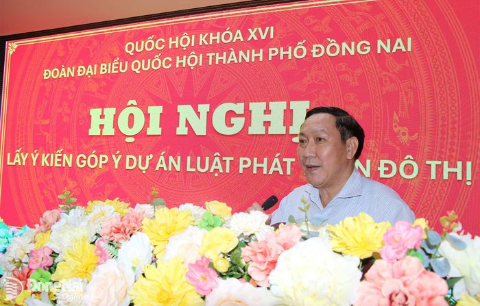 Thành ủy viên, Phó Trưởng đoàn chuyên trách Đoàn Đại biểu Quốc hội thành phố Đồng Nai Bùi Xuân Thống phát biểu tại hội nghị. Ảnh: Hải Quân