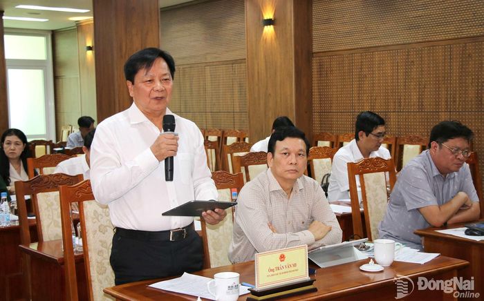 Thành ủy viên, Phó Chủ tịch HĐND thành phố Đồng Nai Trần Văn Mi chia sẻ ý kiến tại hội nghị. Ảnh: Hải Quân